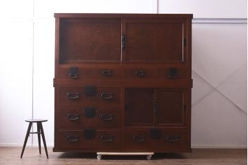 アンティーク家具　明治大正期　前面欅(ケヤキ)材・玉杢材　漆塗り　重ね水屋箪笥(和箪笥、戸棚)(R-043432)