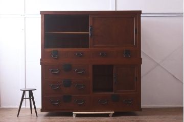 アンティーク家具　明治大正期　前面欅(ケヤキ)材・玉杢材　漆塗り　重ね水屋箪笥(和箪笥、戸棚)(R-043432)