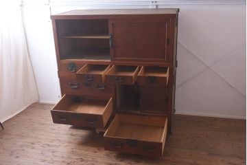 アンティーク家具　明治大正期　前面欅(ケヤキ)材・玉杢材　漆塗り　重ね水屋箪笥(和箪笥、戸棚)(R-043432)