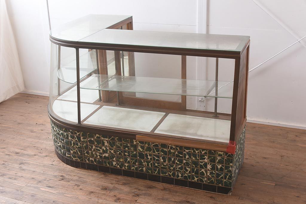 ビンテージ家具　昭和レトロ　ナラ材　タイル仕様の珍しいガラスケース(ショーケース、陳列棚)(R-043436)