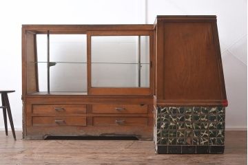 ビンテージ家具　昭和レトロ　ナラ材　タイル仕様の珍しいガラスケース(ショーケース、陳列棚)(R-043436)