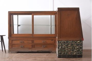 ビンテージ家具　昭和レトロ　ナラ材　タイル仕様の珍しいガラスケース(ショーケース、陳列棚)(R-043436)