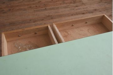 ビンテージ家具　棚付き　木製　味のあるレトロな両袖机(ワークデスク、在宅ワーク、在宅用、作業台)(R-043437)