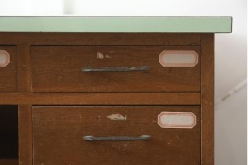 ビンテージ家具　棚付き　木製　味のあるレトロな両袖机(ワークデスク、在宅ワーク、在宅用、作業台)(R-043437)