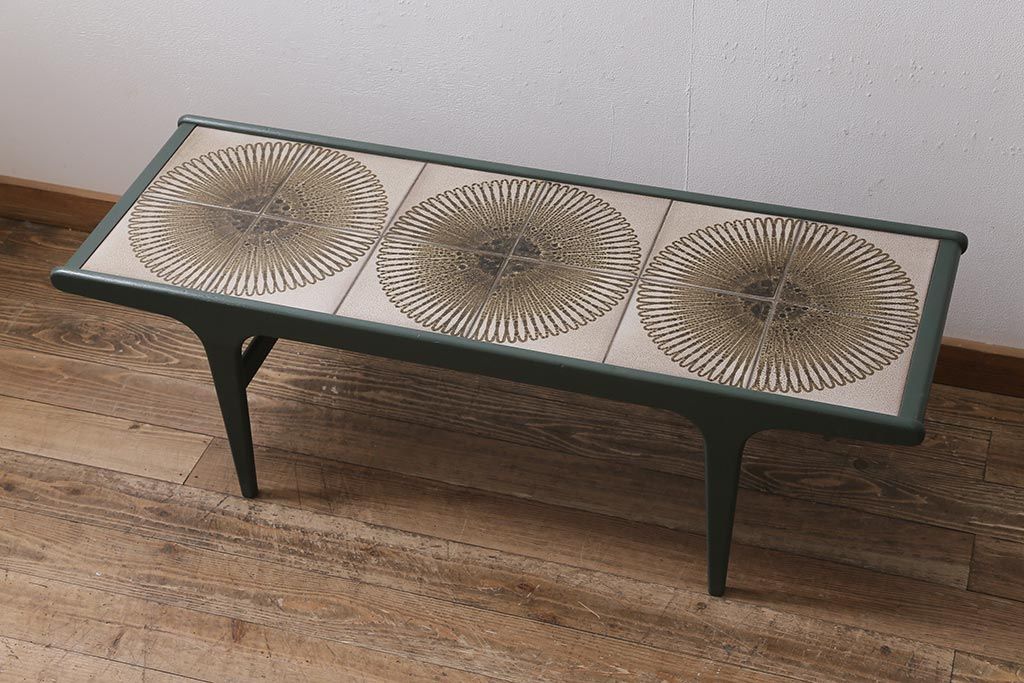 ヴィンテージ家具　北欧ビンテージ　G-PLAN(ジープラン)　ダークグリーンのペイントとタイルトップがお洒落なコーヒーテーブル(センターテーブル)(R-043441)