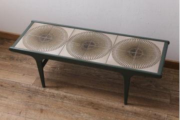 ヴィンテージ家具　北欧ビンテージ　G-PLAN(ジープラン)　ダークグリーンのペイントとタイルトップがお洒落なコーヒーテーブル(センターテーブル)(R-043441)