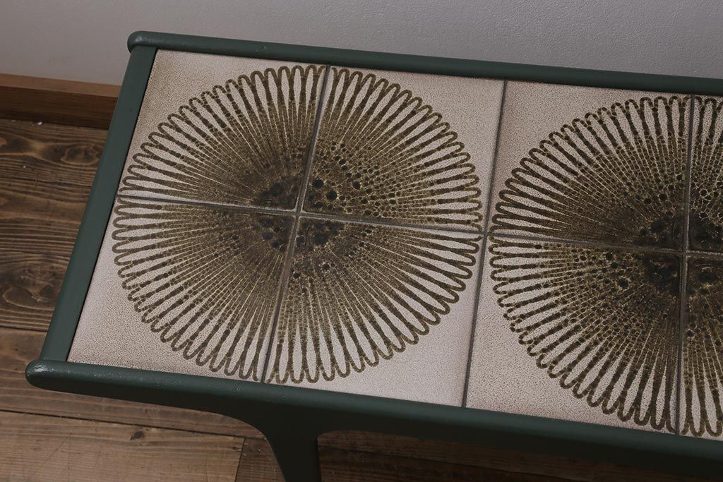 ヴィンテージ家具　北欧ビンテージ　G-PLAN(ジープラン)　ダークグリーンのペイントとタイルトップがお洒落なコーヒーテーブル(センターテーブル)(R-043441)