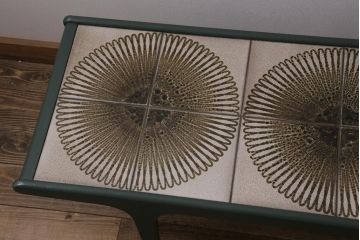 ヴィンテージ家具　北欧ビンテージ　G-PLAN(ジープラン)　ダークグリーンのペイントとタイルトップがお洒落なコーヒーテーブル(センターテーブル)(R-043441)