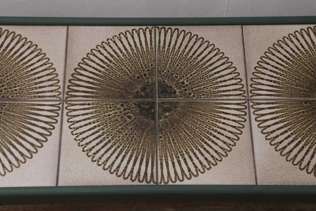 ヴィンテージ家具　北欧ビンテージ　G-PLAN(ジープラン)　ダークグリーンのペイントとタイルトップがお洒落なコーヒーテーブル(センターテーブル)(R-043441)