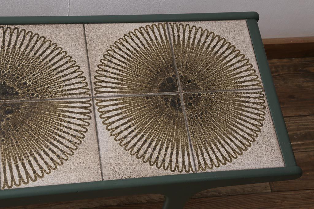 ヴィンテージ家具　北欧ビンテージ　G-PLAN(ジープラン)　ダークグリーンのペイントとタイルトップがお洒落なコーヒーテーブル(センターテーブル)(R-043441)