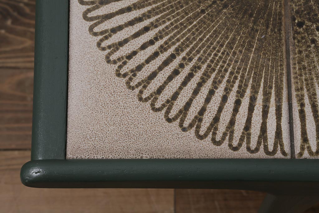 ヴィンテージ家具　北欧ビンテージ　G-PLAN(ジープラン)　ダークグリーンのペイントとタイルトップがお洒落なコーヒーテーブル(センターテーブル)(R-043441)