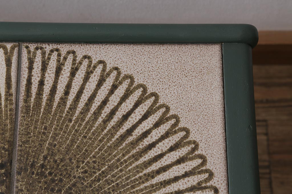 ヴィンテージ家具　北欧ビンテージ　G-PLAN(ジープラン)　ダークグリーンのペイントとタイルトップがお洒落なコーヒーテーブル(センターテーブル)(R-043441)