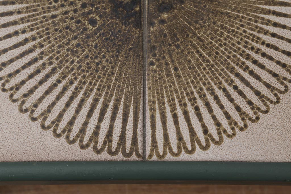 ヴィンテージ家具　北欧ビンテージ　G-PLAN(ジープラン)　ダークグリーンのペイントとタイルトップがお洒落なコーヒーテーブル(センターテーブル)(R-043441)