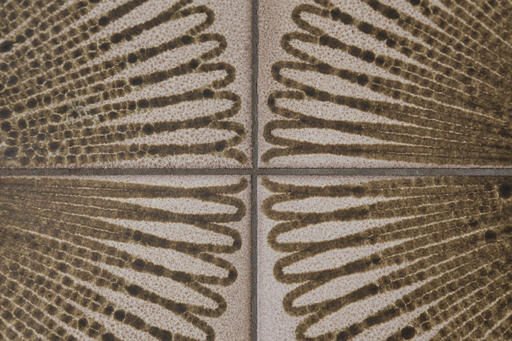 ヴィンテージ家具　北欧ビンテージ　G-PLAN(ジープラン)　ダークグリーンのペイントとタイルトップがお洒落なコーヒーテーブル(センターテーブル)(R-043441)