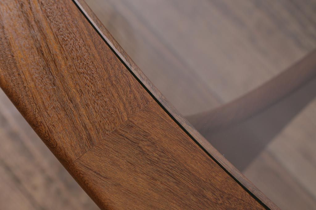 ヴィンテージ家具　北欧ビンテージ　G-PLAN(ジープラン)　チーク材　脚のデザインが目を引くオーバル型のコーヒーテーブル(センターテーブル)(R-043442)