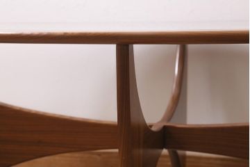 ヴィンテージ家具　北欧ビンテージ　G-PLAN(ジープラン)　チーク材　脚のデザインが目を引くオーバル型のコーヒーテーブル(センターテーブル)(R-043442)