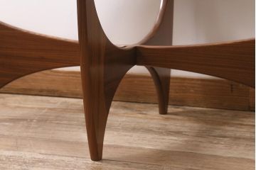 ヴィンテージ家具　北欧ビンテージ　G-PLAN(ジープラン)　チーク材　脚のデザインが目を引くオーバル型のコーヒーテーブル(センターテーブル)(R-043442)