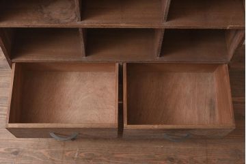 レトロ家具　引き出し付き　木味たっぷりのシンプルなマス目棚(飾り棚、シェルフ)(R-0433447)