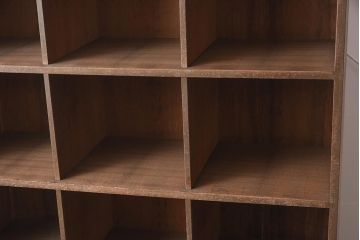 レトロ家具　引き出し付き　木味たっぷりのシンプルなマス目棚(飾り棚、シェルフ)(R-0433447)