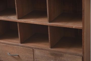 レトロ家具　引き出し付き　木味たっぷりのシンプルなマス目棚(飾り棚、シェルフ)(R-0433447)