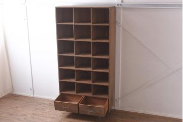 レトロ家具　引き出し付き　木味たっぷりのシンプルなマス目棚(飾り棚、シェルフ)(R-0433448)