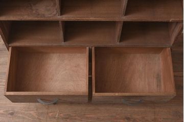 レトロ家具　引き出し付き　木味たっぷりのシンプルなマス目棚(飾り棚、シェルフ)(R-0433448)