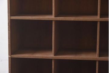 レトロ家具　引き出し付き　木味たっぷりのシンプルなマス目棚(飾り棚、シェルフ)(R-0433448)