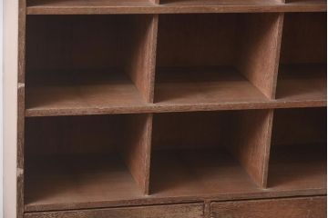 レトロ家具　引き出し付き　木味たっぷりのシンプルなマス目棚(飾り棚、シェルフ)(R-0433448)