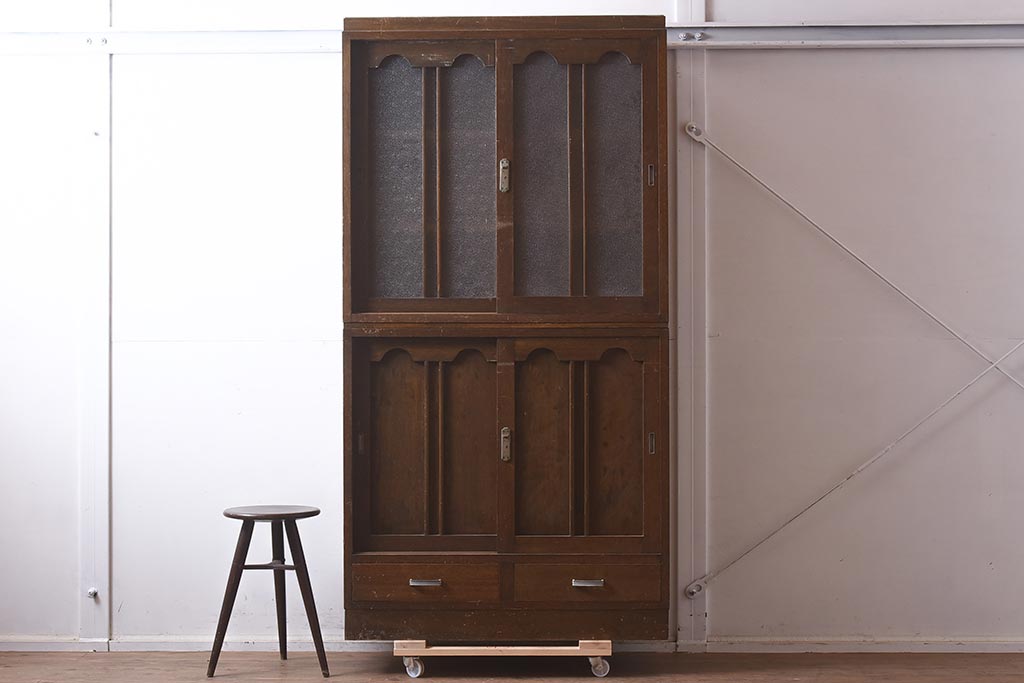 和製アンティーク　昭和中期　ダイヤガラス使用でレトロな雰囲気の戸棚(収納棚、キャビネット)(R-043454)