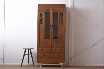 アンティーク家具　和製アンティーク　昭和初期　栓材　ダイヤガラス　透かし彫りが目を引くスリムな本箱(収納棚、戸棚、ブックケース)(R-043487)