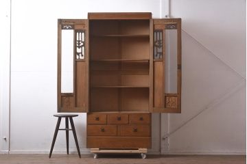 アンティーク家具　和製アンティーク　昭和初期　栓材　ダイヤガラス　透かし彫りが目を引くスリムな本箱(収納棚、戸棚、ブックケース)(R-043487)