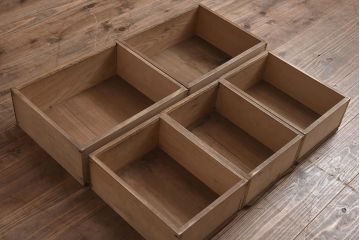 アンティーク家具　和製アンティーク　昭和初期　栓材　ダイヤガラス　透かし彫りが目を引くスリムな本箱(収納棚、戸棚、ブックケース)(R-043487)