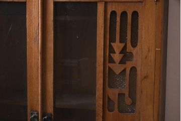 アンティーク家具　和製アンティーク　昭和初期　栓材　ダイヤガラス　透かし彫りが目を引くスリムな本箱(収納棚、戸棚、ブックケース)(R-043487)