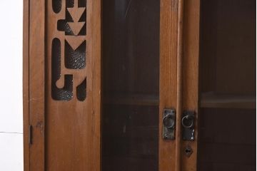 アンティーク家具　和製アンティーク　昭和初期　栓材　ダイヤガラス　透かし彫りが目を引くスリムな本箱(収納棚、戸棚、ブックケース)(R-043487)