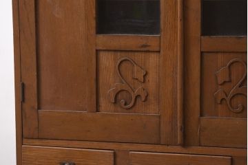 アンティーク家具　和製アンティーク　昭和初期　栓材　ダイヤガラス　透かし彫りが目を引くスリムな本箱(収納棚、戸棚、ブックケース)(R-043487)