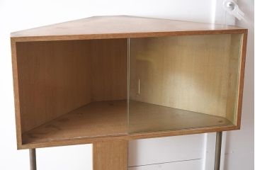レトロ家具　和製　1950年頃　ナラ材　柾目　シンプルモダンなコーナーキャビネット(収納棚、飾り棚)(R-043492)