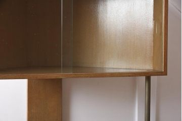 レトロ家具　和製　1950年頃　ナラ材　柾目　シンプルモダンなコーナーキャビネット(収納棚、飾り棚)(R-043492)