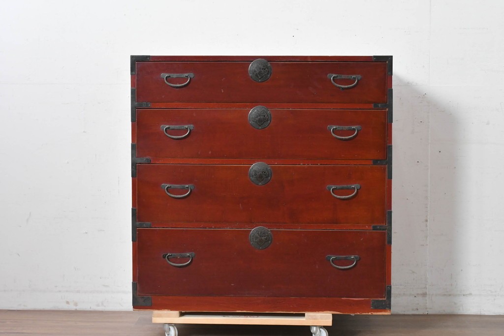 和製アンティーク　漆塗り　丸金具がアクセントの衣装箪笥　(R-043493)