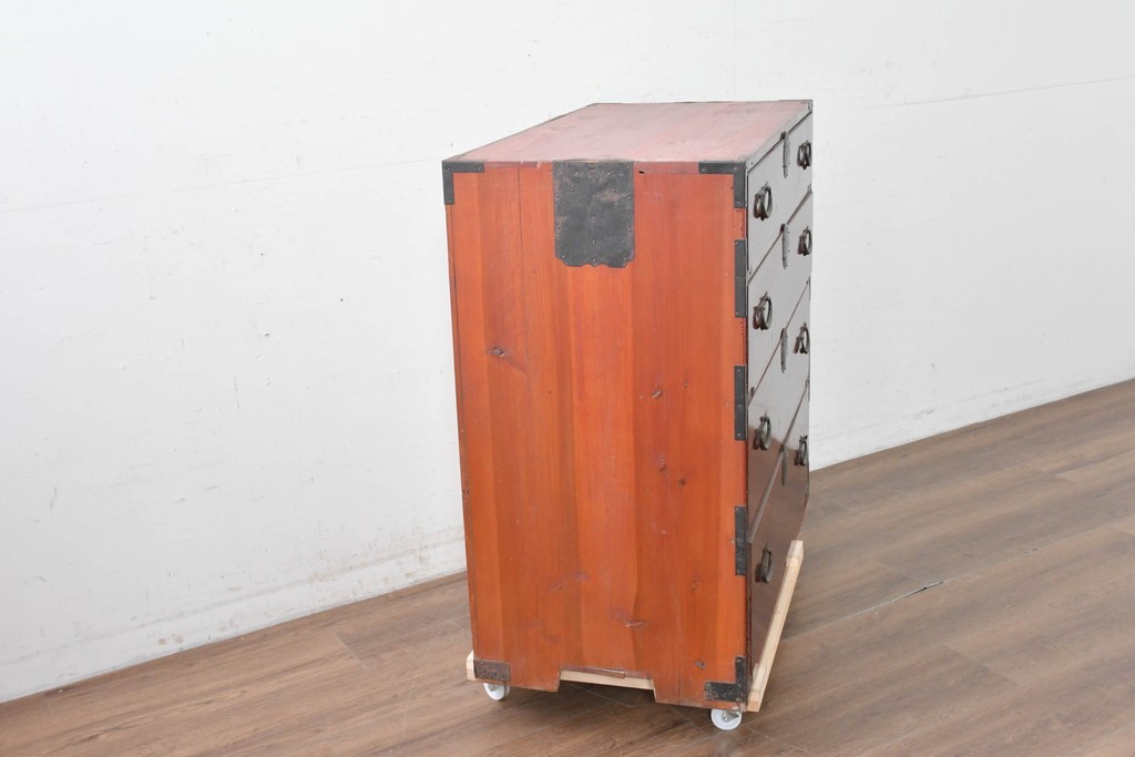 和製アンティーク　漆塗り　丸金具がアクセントの衣装箪笥　(R-043493)