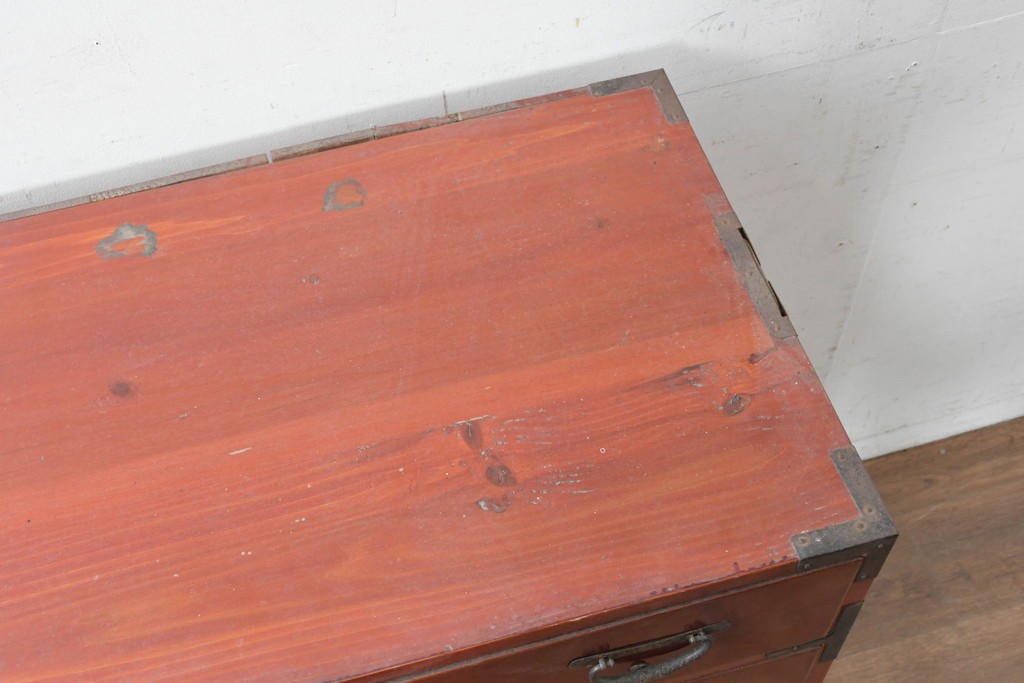 和製アンティーク　漆塗り　丸金具がアクセントの衣装箪笥　(R-043493)