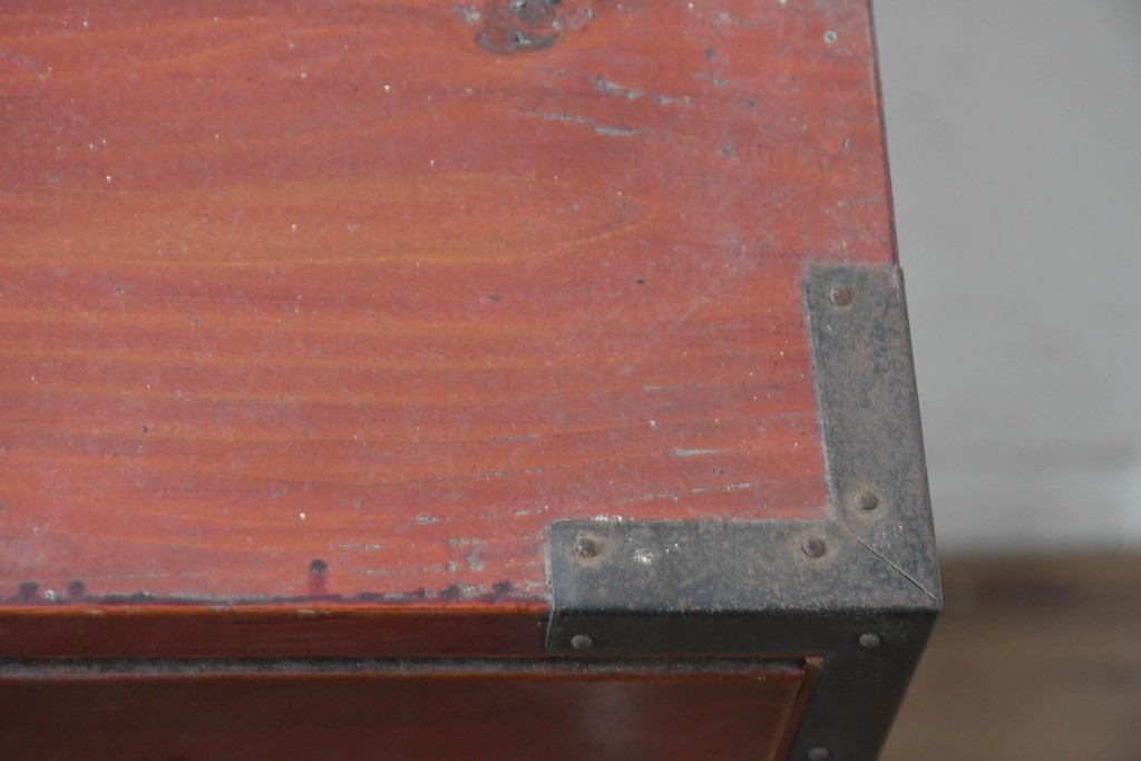 和製アンティーク　漆塗り　丸金具がアクセントの衣装箪笥　(R-043493)