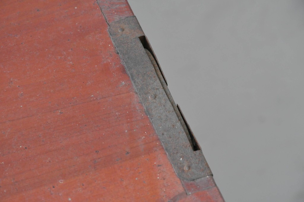 和製アンティーク　漆塗り　丸金具がアクセントの衣装箪笥　(R-043493)