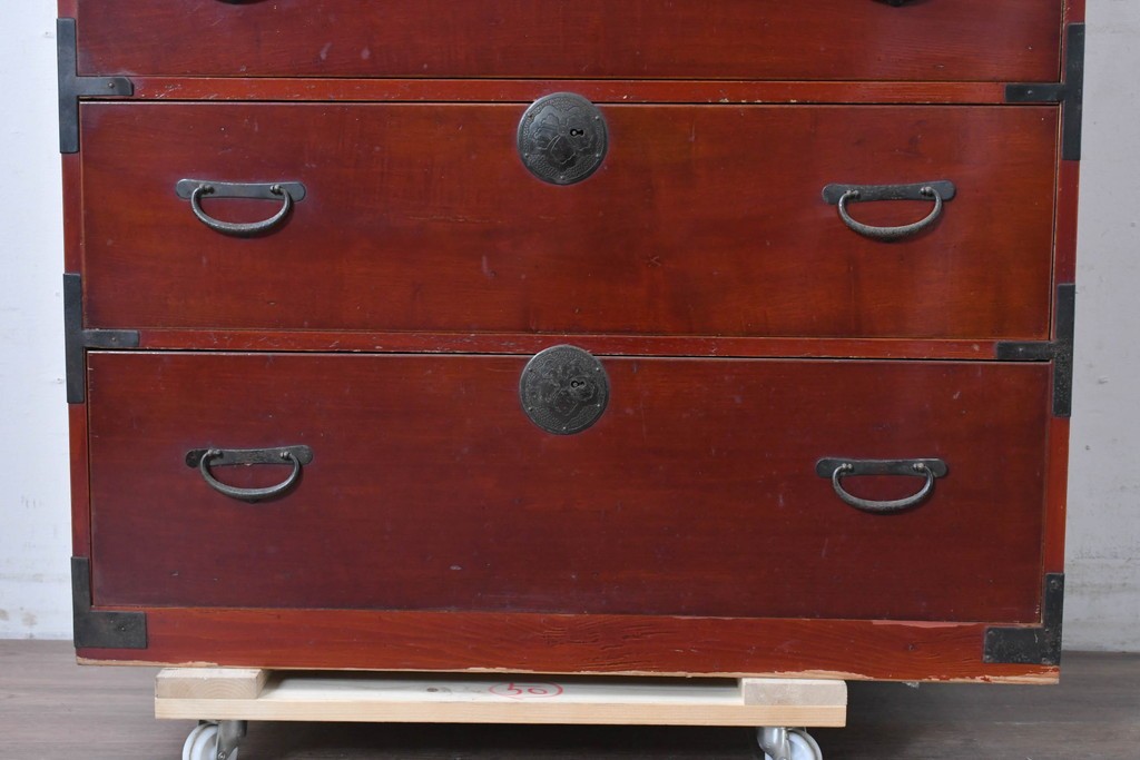 和製アンティーク　漆塗り　丸金具がアクセントの衣装箪笥　(R-043493)