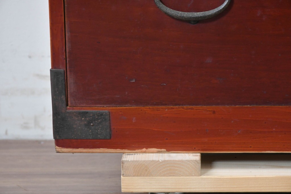 和製アンティーク　漆塗り　丸金具がアクセントの衣装箪笥　(R-043493)