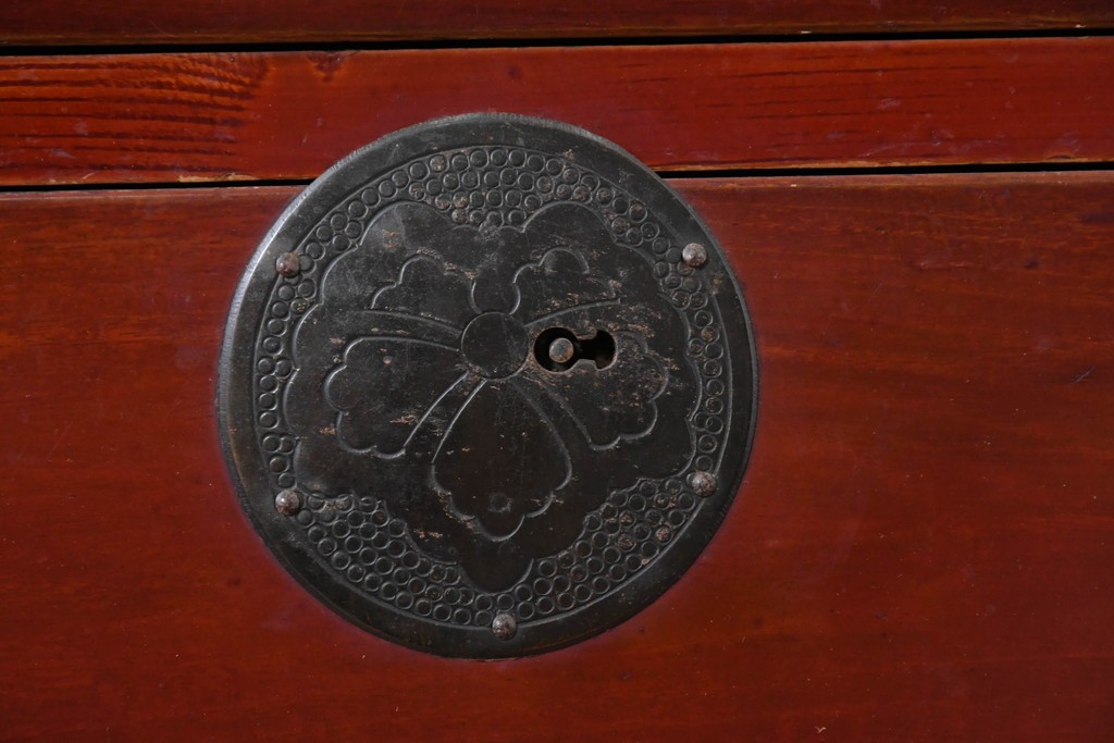 和製アンティーク　漆塗り　丸金具がアクセントの衣装箪笥　(R-043493)