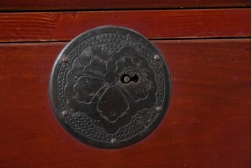 和製アンティーク　漆塗り　丸金具がアクセントの衣装箪笥　(R-043493)