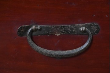 和製アンティーク　漆塗り　丸金具がアクセントの衣装箪笥　(R-043493)