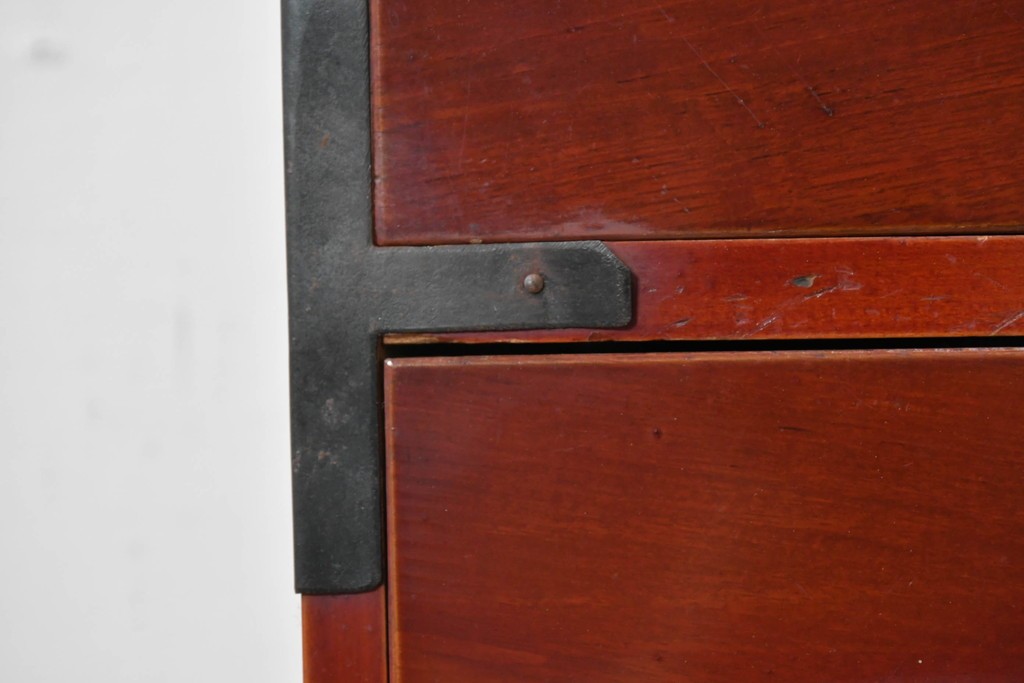 和製アンティーク　漆塗り　丸金具がアクセントの衣装箪笥　(R-043493)