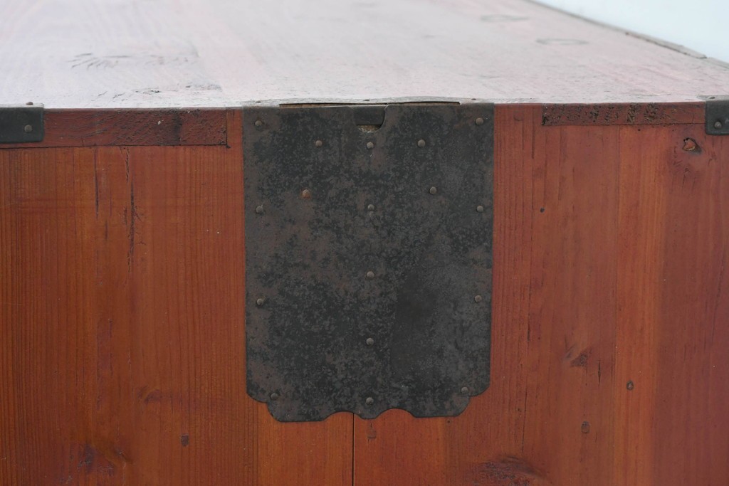 和製アンティーク　漆塗り　丸金具がアクセントの衣装箪笥　(R-043493)