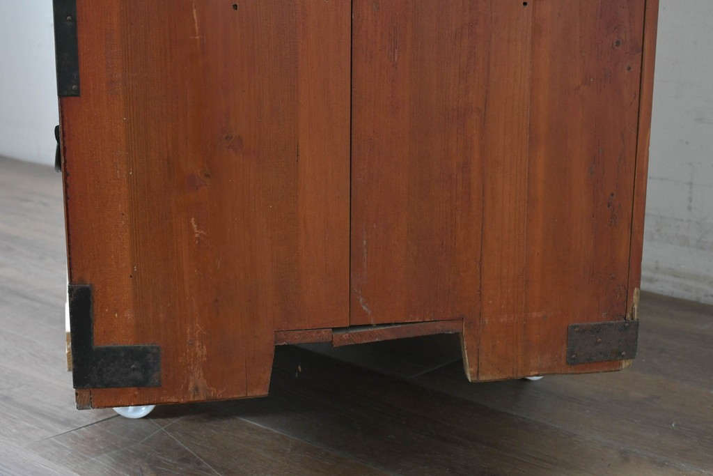 和製アンティーク　漆塗り　丸金具がアクセントの衣装箪笥　(R-043493)